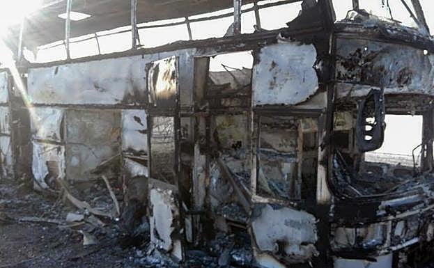 Imagen del autocar tras el accidente. 