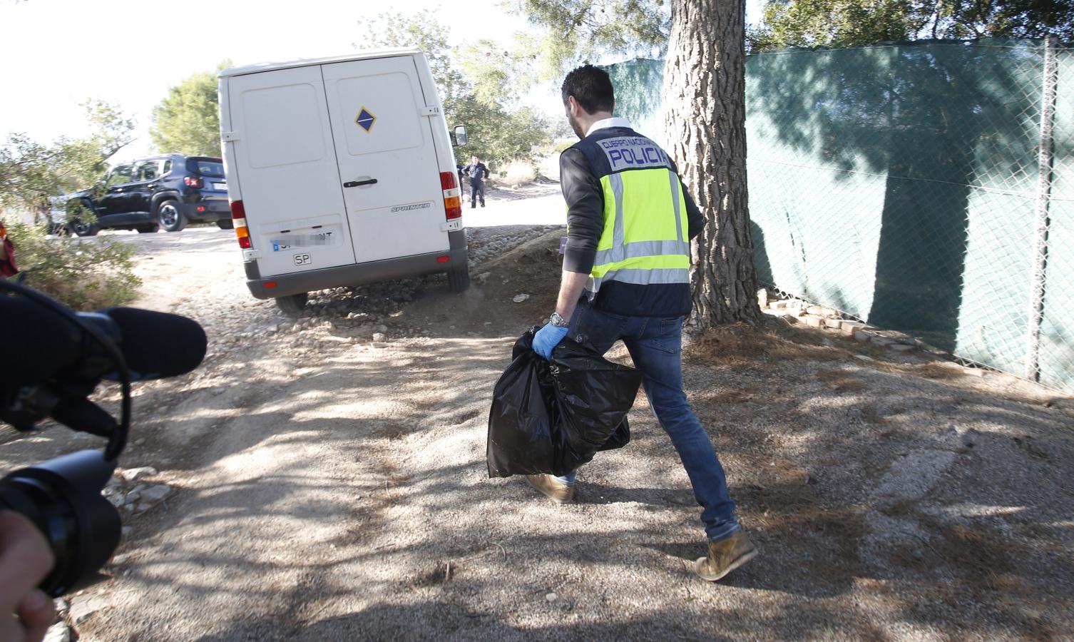 Fotos de la investigación policial y del entierro del hombre asesinado en un garaje en Patraix