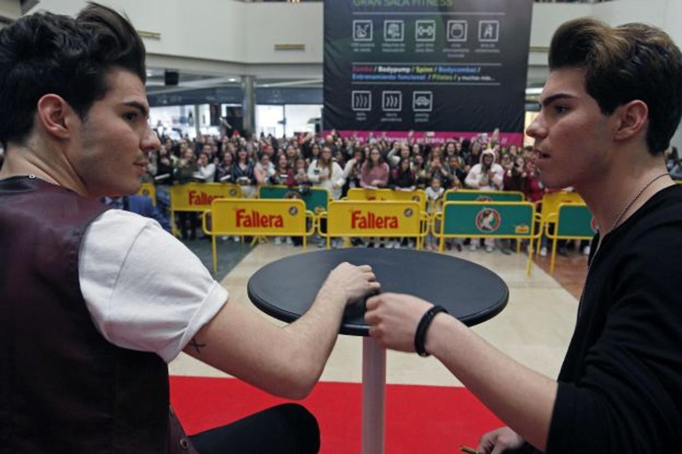 Fotos de la firma del libro &#039;Forever&#039; de Gemeliers en Valencia