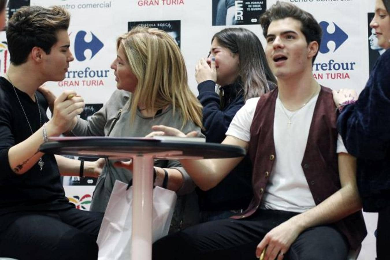 Fotos de la firma del libro &#039;Forever&#039; de Gemeliers en Valencia