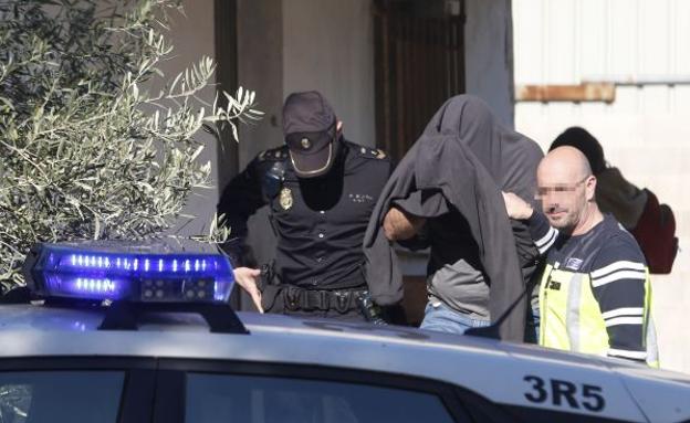 Salva, en su finca con la Policía.