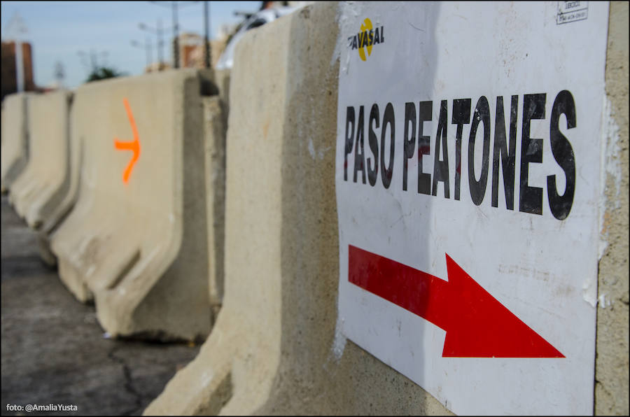 Fotos del cierre de dos de las cinco pasarelas de la avenida del Cid para su desmontaje