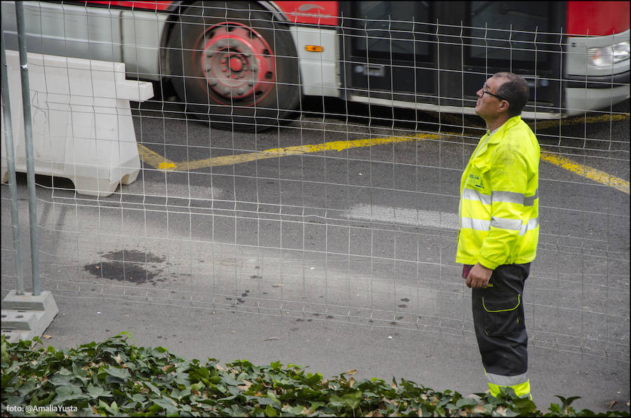 Fotos del cierre de dos de las cinco pasarelas de la avenida del Cid para su desmontaje