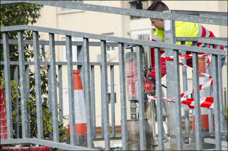 Fotos del cierre de dos de las cinco pasarelas de la avenida del Cid para su desmontaje