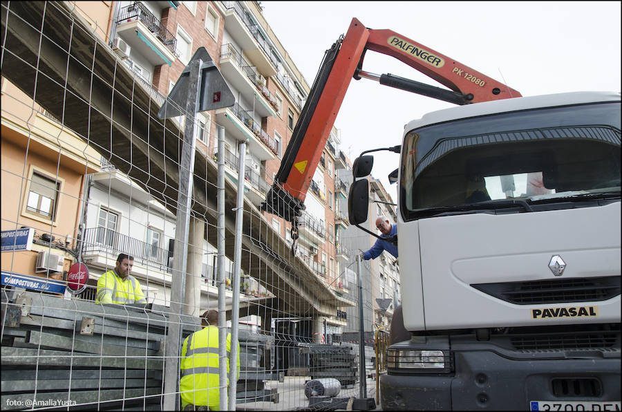 Fotos del cierre de dos de las cinco pasarelas de la avenida del Cid para su desmontaje