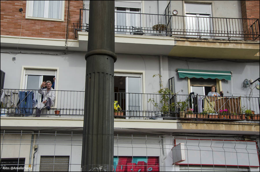 Fotos del cierre de dos de las cinco pasarelas de la avenida del Cid para su desmontaje