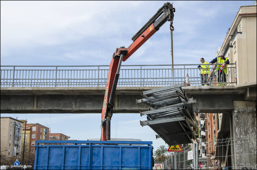 Fotos del cierre de dos de las cinco pasarelas de la avenida del Cid para su desmontaje