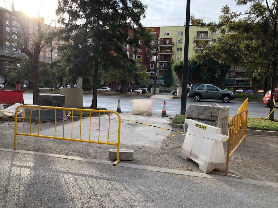 Fotos del cierre de dos de las cinco pasarelas de la avenida del Cid para su desmontaje