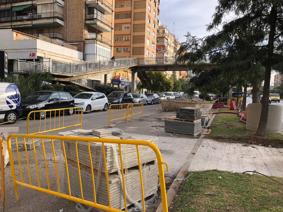 Fotos del cierre de dos de las cinco pasarelas de la avenida del Cid para su desmontaje