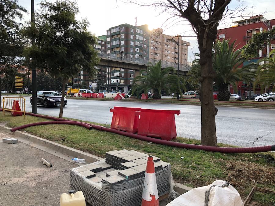 Fotos del cierre de dos de las cinco pasarelas de la avenida del Cid para su desmontaje