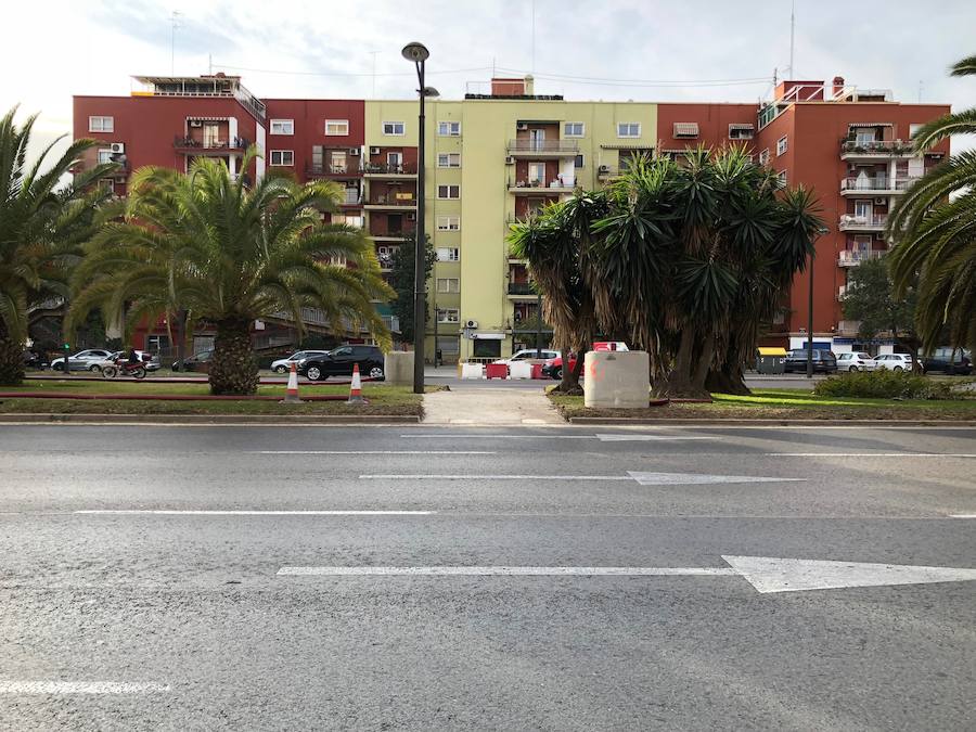 Fotos del cierre de dos de las cinco pasarelas de la avenida del Cid para su desmontaje