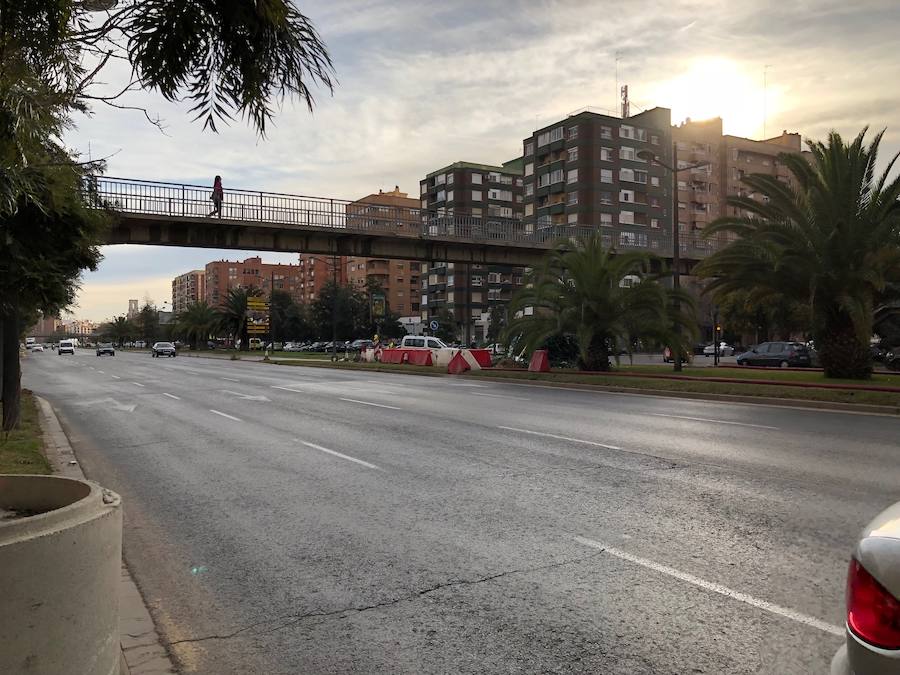 Fotos del cierre de dos de las cinco pasarelas de la avenida del Cid para su desmontaje