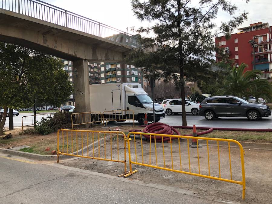 Fotos del cierre de dos de las cinco pasarelas de la avenida del Cid para su desmontaje