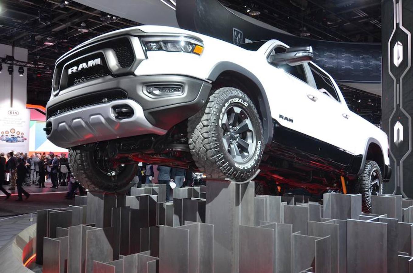 03. RAM 1500 2019 | La división de furgones y pick-ups de Dodge ahora se llama simplemente RAM, y en Detroit vemos una evolución de su modelo más vendido, el 1.500, del que la marca vende casi medio millón de unidades en USA. Lo más sorprendente es que el actual propietario de la marca es el grupo italiano Fiat. Probabilidad: 0%.