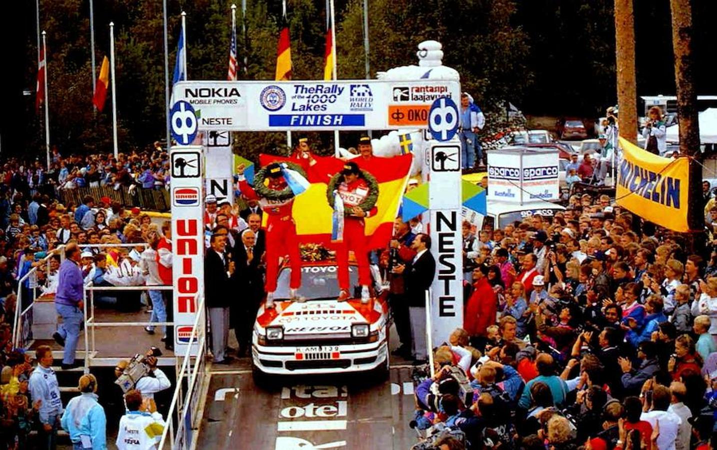 El piloto español Carlos Sainz se ha convertido en bicampeón del rally Dakar al imponerse en la edición número 40 del raid más duro del mundo, después de un paseo triunfal por la ciudad argentina de Córdoba. La victoria supone el renacer de un ídolo, al que la suerte le había abandonado sobre las cuatro ruedas en los últimos tiempos. Ocho años después de convertirse en el primer piloto de la historia del deporte español en ganar el Dakar, tras cinco ediciones consecutivas quedándose tirado ora en un socavón, ora en una cuneta, ora volcado por una piedra, el ‘Matador’ ha levantado su segundo ‘touareg’. Un trofeo que vuelve a colocarle en la primera línea del automovilismo mundial, donde ha protagonizado grandes momentos.