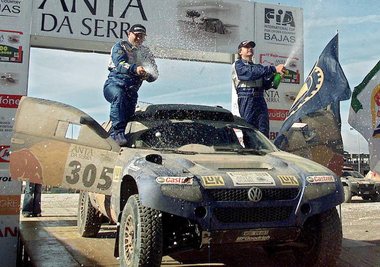 El piloto español Carlos Sainz se ha convertido en bicampeón del rally Dakar al imponerse en la edición número 40 del raid más duro del mundo, después de un paseo triunfal por la ciudad argentina de Córdoba. La victoria supone el renacer de un ídolo, al que la suerte le había abandonado sobre las cuatro ruedas en los últimos tiempos. Ocho años después de convertirse en el primer piloto de la historia del deporte español en ganar el Dakar, tras cinco ediciones consecutivas quedándose tirado ora en un socavón, ora en una cuneta, ora volcado por una piedra, el ‘Matador’ ha levantado su segundo ‘touareg’. Un trofeo que vuelve a colocarle en la primera línea del automovilismo mundial, donde ha protagonizado grandes momentos.