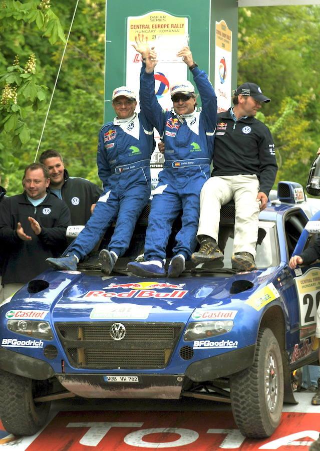 El piloto español Carlos Sainz se ha convertido en bicampeón del rally Dakar al imponerse en la edición número 40 del raid más duro del mundo, después de un paseo triunfal por la ciudad argentina de Córdoba. La victoria supone el renacer de un ídolo, al que la suerte le había abandonado sobre las cuatro ruedas en los últimos tiempos. Ocho años después de convertirse en el primer piloto de la historia del deporte español en ganar el Dakar, tras cinco ediciones consecutivas quedándose tirado ora en un socavón, ora en una cuneta, ora volcado por una piedra, el ‘Matador’ ha levantado su segundo ‘touareg’. Un trofeo que vuelve a colocarle en la primera línea del automovilismo mundial, donde ha protagonizado grandes momentos.