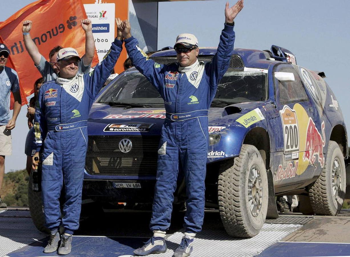 El piloto español Carlos Sainz se ha convertido en bicampeón del rally Dakar al imponerse en la edición número 40 del raid más duro del mundo, después de un paseo triunfal por la ciudad argentina de Córdoba. La victoria supone el renacer de un ídolo, al que la suerte le había abandonado sobre las cuatro ruedas en los últimos tiempos. Ocho años después de convertirse en el primer piloto de la historia del deporte español en ganar el Dakar, tras cinco ediciones consecutivas quedándose tirado ora en un socavón, ora en una cuneta, ora volcado por una piedra, el ‘Matador’ ha levantado su segundo ‘touareg’. Un trofeo que vuelve a colocarle en la primera línea del automovilismo mundial, donde ha protagonizado grandes momentos.