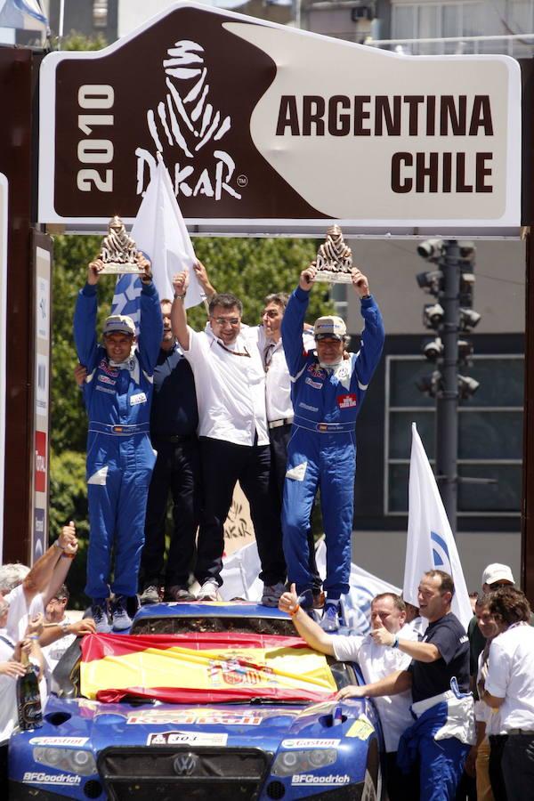 El piloto español Carlos Sainz se ha convertido en bicampeón del rally Dakar al imponerse en la edición número 40 del raid más duro del mundo, después de un paseo triunfal por la ciudad argentina de Córdoba. La victoria supone el renacer de un ídolo, al que la suerte le había abandonado sobre las cuatro ruedas en los últimos tiempos. Ocho años después de convertirse en el primer piloto de la historia del deporte español en ganar el Dakar, tras cinco ediciones consecutivas quedándose tirado ora en un socavón, ora en una cuneta, ora volcado por una piedra, el ‘Matador’ ha levantado su segundo ‘touareg’. Un trofeo que vuelve a colocarle en la primera línea del automovilismo mundial, donde ha protagonizado grandes momentos.