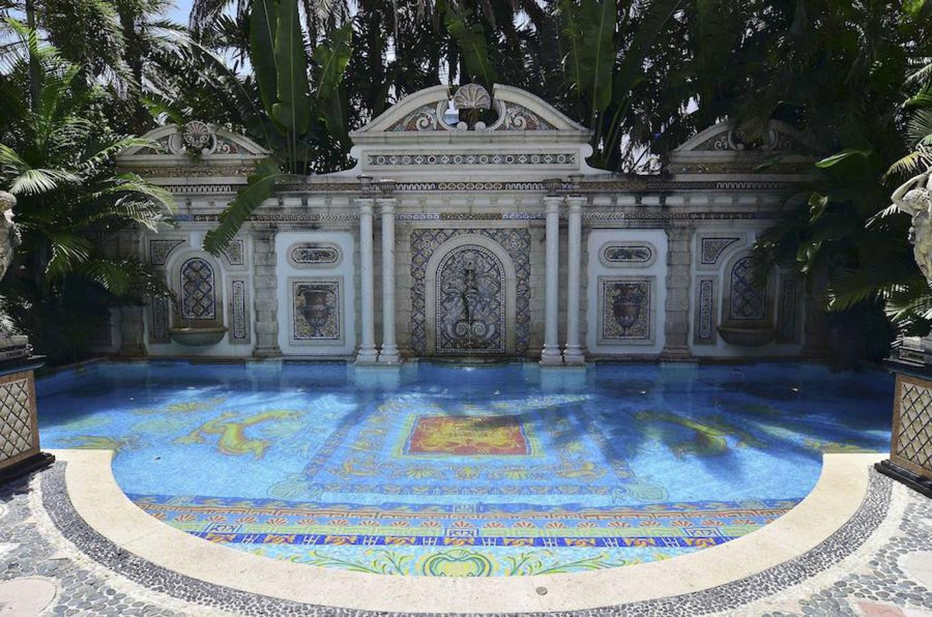 'American Crime Story: el asesinato de Gianni Versace', serie que se centra en la vida del hombre que en julio de 1997 asesinó a tiros al diseñador italiano, ya se ha estrenado en Estados Unidos y aunque no hay una fecha concreta, se prevé que llegue a España a partir del mes de marzo. Penélope Cruz (como Donatella Versace) y Ricky Martin (como Antonio D'Amico, pareja de Gianni) forman parte del reparto. La producción se ha grabado en la misma mansión de Miami en la que fue asesinado.