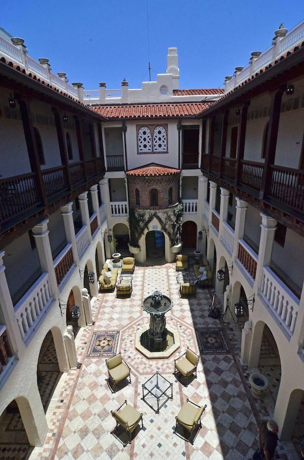 'American Crime Story: el asesinato de Gianni Versace', serie que se centra en la vida del hombre que en julio de 1997 asesinó a tiros al diseñador italiano, ya se ha estrenado en Estados Unidos y aunque no hay una fecha concreta, se prevé que llegue a España a partir del mes de marzo. Penélope Cruz (como Donatella Versace) y Ricky Martin (como Antonio D'Amico, pareja de Gianni) forman parte del reparto. La producción se ha grabado en la misma mansión de Miami en la que fue asesinado.