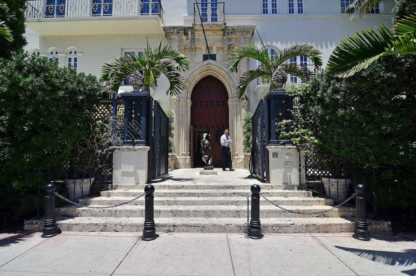 'American Crime Story: el asesinato de Gianni Versace', serie que se centra en la vida del hombre que en julio de 1997 asesinó a tiros al diseñador italiano, ya se ha estrenado en Estados Unidos y aunque no hay una fecha concreta, se prevé que llegue a España a partir del mes de marzo. Penélope Cruz (como Donatella Versace) y Ricky Martin (como Antonio D'Amico, pareja de Gianni) forman parte del reparto. La producción se ha grabado en la misma mansión de Miami en la que fue asesinado.
