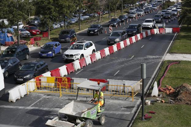 Embotellamiento durante la mañana de ayer en la avenida del Cid. 