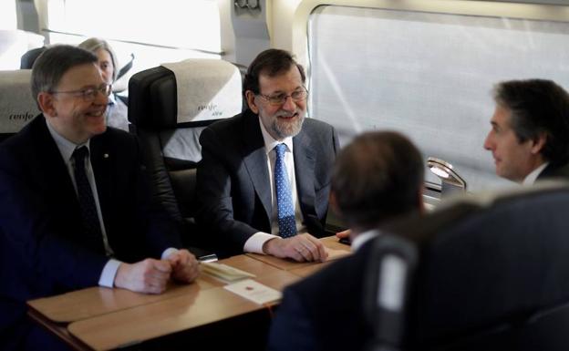 Ximo Puig acompaña a Mariano Rajoy en el viaje inaugural.