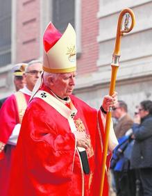 Imagen secundaria 2 - El tradicional bautismo en la pila de San Vicente. La fallera mayor de 2017, como Germana de Foix. El arzobispo de Valencia durante la procesión.