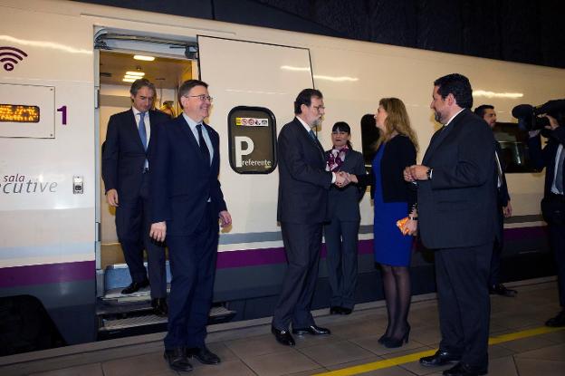 De la Serna, Puig y Rajoy bajan del tren y saludan a la alcaldesa de Castellón, Amparo Marco, y al presidente de la Diputación, Javier Moliner. 