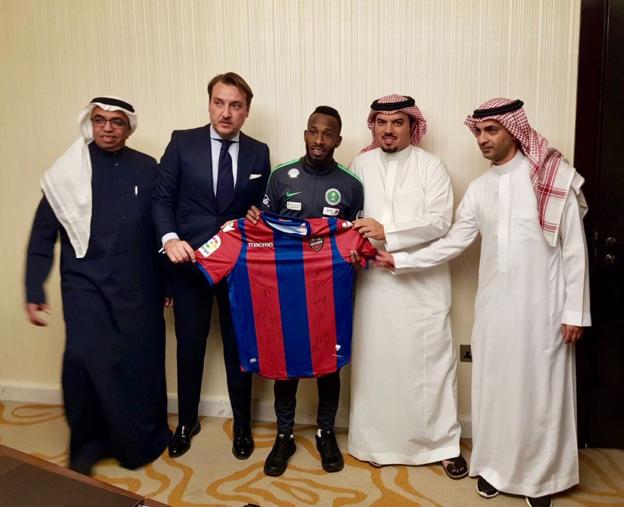 Fahad posa con Quico Catalán y la camiseta del Levante.