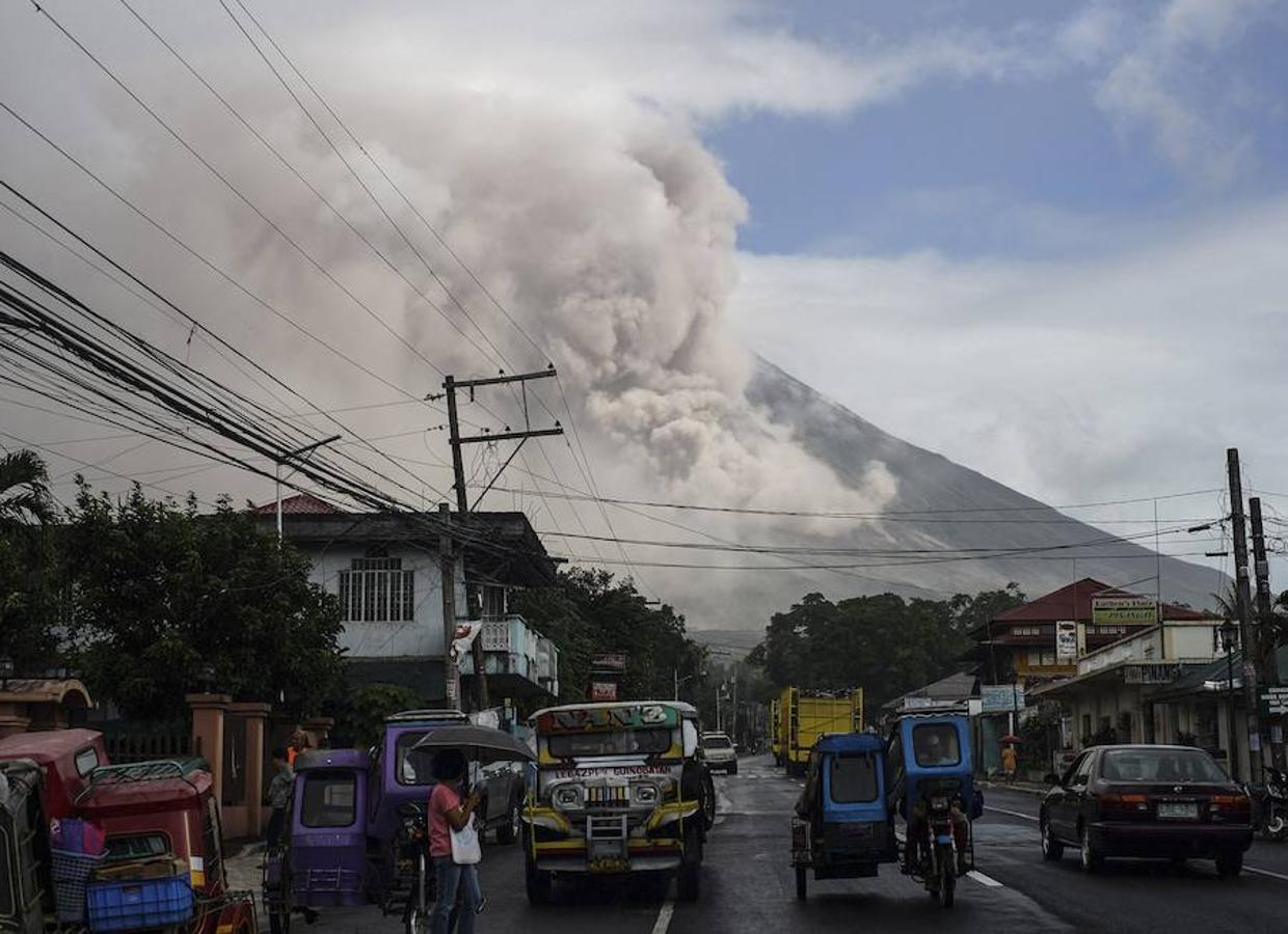 La erupción de tres volcanes en el cinturón del Pacífico ha puesto en alerta a Filipinas, Papua, Indonesia y Nueva Guinea shanghái. El 75% de los volcanes y el 90% de los terremotos del planeta se concentran en el Círculo de Fuego del océano Pacífico.