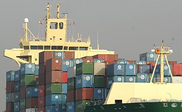 Llegada a Valencia de un buque de contenedores, en una imagen de archivo.