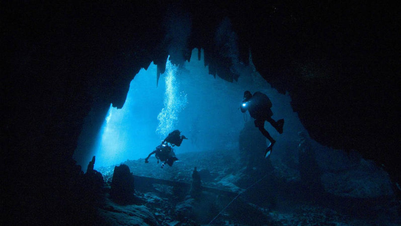 Catorce años de exploración han pasado para que la humanidad haya podido conocer la mayor cueva inundada del mundo, de 347 kilómetros de longitud, gracias a los buzos del proyecto Gran Acuífero Maya, quienes además ha confirmado el hallazgo del yacimiento arqueológico sumergido más importante del planeta. El histórico descubrimiento se ha registrado al encontrarse la conexión de los dos sistemas de cuevas inundadas conocidos como Sac Actun (263 kilómetros de longitud) y Dos Ojos (84 kilómetros) en Tulum, en el caribeño estado mexicano de Quintana Roo.