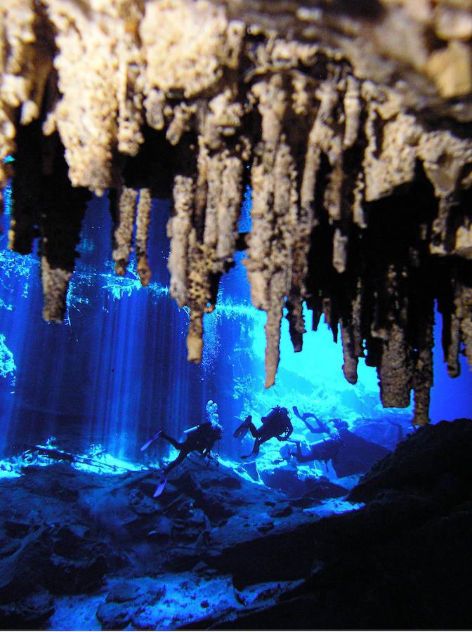 Catorce años de exploración han pasado para que la humanidad haya podido conocer la mayor cueva inundada del mundo, de 347 kilómetros de longitud, gracias a los buzos del proyecto Gran Acuífero Maya, quienes además ha confirmado el hallazgo del yacimiento arqueológico sumergido más importante del planeta. El histórico descubrimiento se ha registrado al encontrarse la conexión de los dos sistemas de cuevas inundadas conocidos como Sac Actun (263 kilómetros de longitud) y Dos Ojos (84 kilómetros) en Tulum, en el caribeño estado mexicano de Quintana Roo.