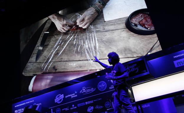 Diego Guerrero muestra un vídeo de una de sus recetas.