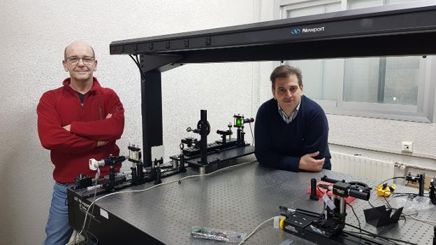 Los investigadores Juan A. Monsoriu (UPV) y Walter Furlan (UV) e imagen del dispositivo. 