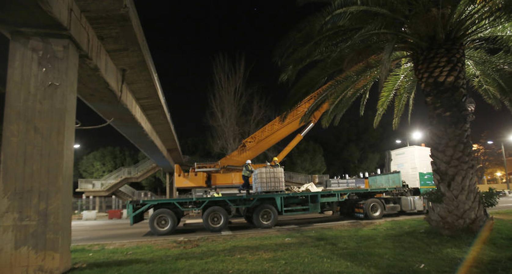 El Ayuntamiento empezó este martes a quitar las pasarelas de la avenida del Cid, los puentes que permiten salvar una vía de más de seis carriles, y vecinos y conductores temen grandes embotellamientos. Anoche comenzaron las obras de desmontaje de las pasarelas que cruzan la avenida, entrada a la ciudad desde la A-3 y los polígonos de localidades como Manises o Quart de Poblet. Los cortes al tráfico se repetirán mientras duren las obras y aunque se intentará que no afecten a la circulación diurna, fuentes de las obras no descartaban que pudiera haber alguna afección durante el día. Los trabajos de desmontaje se desarrollarán durante seis meses. Se irán haciendo de manera escalonada y el Consistorio irá habilitando distintos pasos de peatones pasarela a pasarela para reducir los problemas en el tráfico. A nadie se le escapa que la retirada de las pasarelas supondrá, también, una importante reducción de la velocidad a la que se rueda por las entradas a la ciudad. 