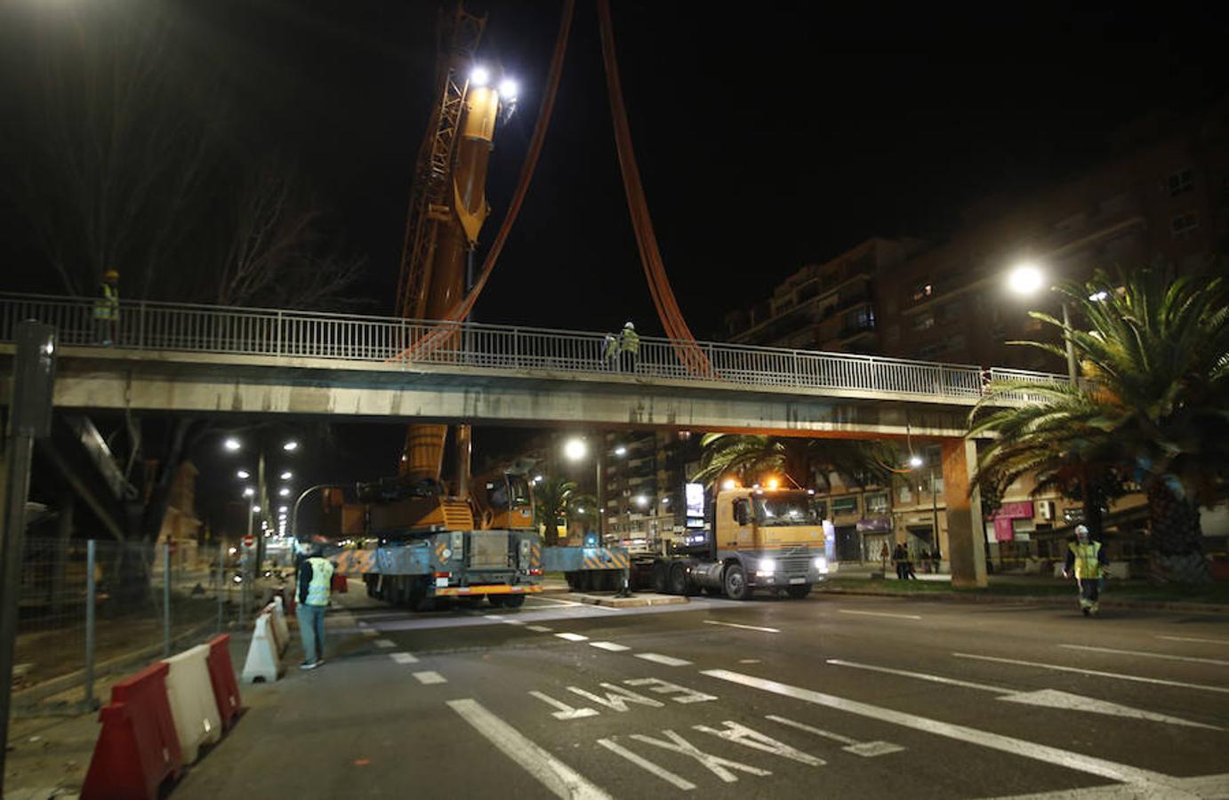 El Ayuntamiento empezó este martes a quitar las pasarelas de la avenida del Cid, los puentes que permiten salvar una vía de más de seis carriles, y vecinos y conductores temen grandes embotellamientos. Anoche comenzaron las obras de desmontaje de las pasarelas que cruzan la avenida, entrada a la ciudad desde la A-3 y los polígonos de localidades como Manises o Quart de Poblet. Los cortes al tráfico se repetirán mientras duren las obras y aunque se intentará que no afecten a la circulación diurna, fuentes de las obras no descartaban que pudiera haber alguna afección durante el día. Los trabajos de desmontaje se desarrollarán durante seis meses. Se irán haciendo de manera escalonada y el Consistorio irá habilitando distintos pasos de peatones pasarela a pasarela para reducir los problemas en el tráfico. A nadie se le escapa que la retirada de las pasarelas supondrá, también, una importante reducción de la velocidad a la que se rueda por las entradas a la ciudad. 