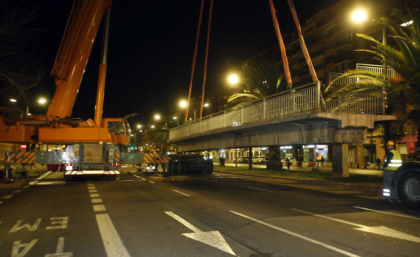 El Ayuntamiento empezó este martes a quitar las pasarelas de la avenida del Cid, los puentes que permiten salvar una vía de más de seis carriles, y vecinos y conductores temen grandes embotellamientos. Anoche comenzaron las obras de desmontaje de las pasarelas que cruzan la avenida, entrada a la ciudad desde la A-3 y los polígonos de localidades como Manises o Quart de Poblet. Los cortes al tráfico se repetirán mientras duren las obras y aunque se intentará que no afecten a la circulación diurna, fuentes de las obras no descartaban que pudiera haber alguna afección durante el día. Los trabajos de desmontaje se desarrollarán durante seis meses. Se irán haciendo de manera escalonada y el Consistorio irá habilitando distintos pasos de peatones pasarela a pasarela para reducir los problemas en el tráfico. A nadie se le escapa que la retirada de las pasarelas supondrá, también, una importante reducción de la velocidad a la que se rueda por las entradas a la ciudad. 