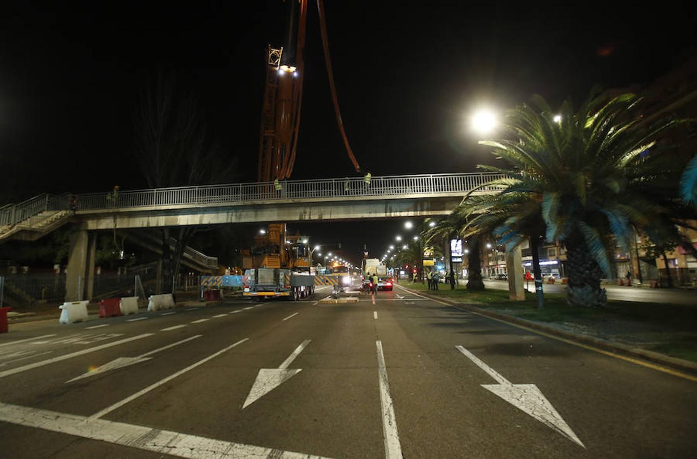 El Ayuntamiento empezó este martes a quitar las pasarelas de la avenida del Cid, los puentes que permiten salvar una vía de más de seis carriles, y vecinos y conductores temen grandes embotellamientos. Anoche comenzaron las obras de desmontaje de las pasarelas que cruzan la avenida, entrada a la ciudad desde la A-3 y los polígonos de localidades como Manises o Quart de Poblet. Los cortes al tráfico se repetirán mientras duren las obras y aunque se intentará que no afecten a la circulación diurna, fuentes de las obras no descartaban que pudiera haber alguna afección durante el día. Los trabajos de desmontaje se desarrollarán durante seis meses. Se irán haciendo de manera escalonada y el Consistorio irá habilitando distintos pasos de peatones pasarela a pasarela para reducir los problemas en el tráfico. A nadie se le escapa que la retirada de las pasarelas supondrá, también, una importante reducción de la velocidad a la que se rueda por las entradas a la ciudad. 