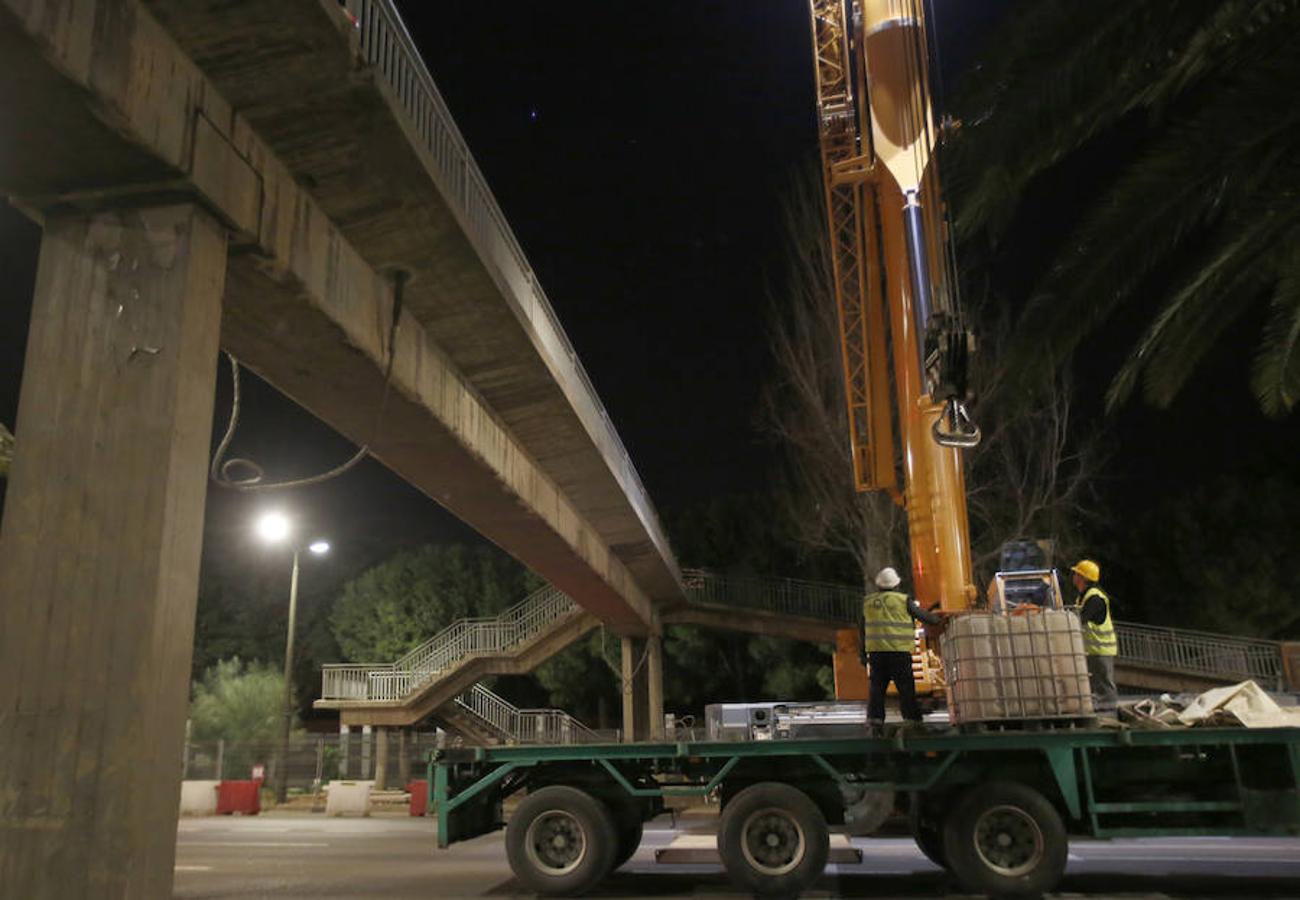 El Ayuntamiento empezó este martes a quitar las pasarelas de la avenida del Cid, los puentes que permiten salvar una vía de más de seis carriles, y vecinos y conductores temen grandes embotellamientos. Anoche comenzaron las obras de desmontaje de las pasarelas que cruzan la avenida, entrada a la ciudad desde la A-3 y los polígonos de localidades como Manises o Quart de Poblet. Los cortes al tráfico se repetirán mientras duren las obras y aunque se intentará que no afecten a la circulación diurna, fuentes de las obras no descartaban que pudiera haber alguna afección durante el día. Los trabajos de desmontaje se desarrollarán durante seis meses. Se irán haciendo de manera escalonada y el Consistorio irá habilitando distintos pasos de peatones pasarela a pasarela para reducir los problemas en el tráfico. A nadie se le escapa que la retirada de las pasarelas supondrá, también, una importante reducción de la velocidad a la que se rueda por las entradas a la ciudad. 