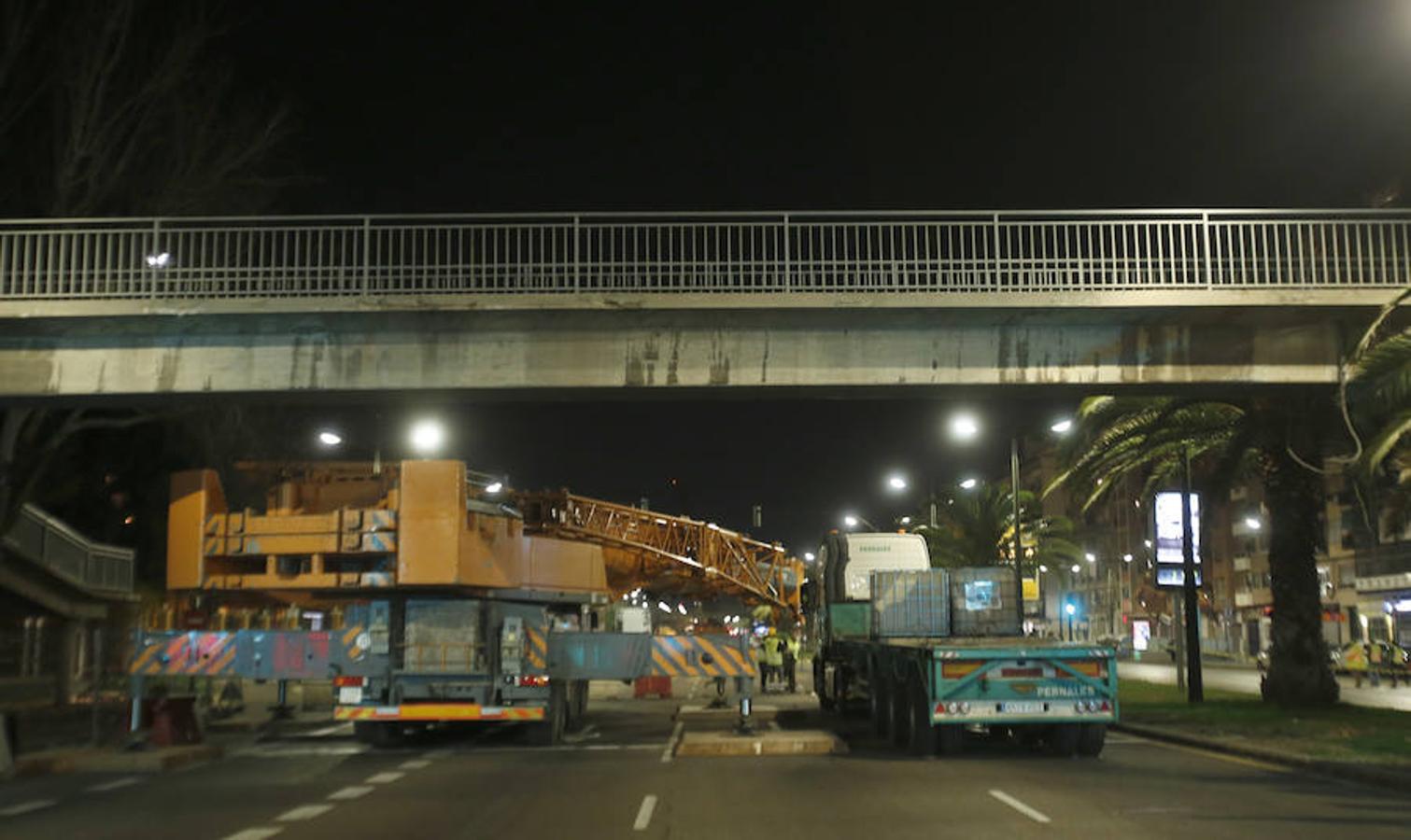 El Ayuntamiento empezó este martes a quitar las pasarelas de la avenida del Cid, los puentes que permiten salvar una vía de más de seis carriles, y vecinos y conductores temen grandes embotellamientos. Anoche comenzaron las obras de desmontaje de las pasarelas que cruzan la avenida, entrada a la ciudad desde la A-3 y los polígonos de localidades como Manises o Quart de Poblet. Los cortes al tráfico se repetirán mientras duren las obras y aunque se intentará que no afecten a la circulación diurna, fuentes de las obras no descartaban que pudiera haber alguna afección durante el día. Los trabajos de desmontaje se desarrollarán durante seis meses. Se irán haciendo de manera escalonada y el Consistorio irá habilitando distintos pasos de peatones pasarela a pasarela para reducir los problemas en el tráfico. A nadie se le escapa que la retirada de las pasarelas supondrá, también, una importante reducción de la velocidad a la que se rueda por las entradas a la ciudad. 