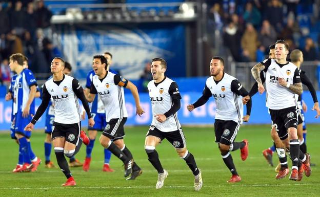 Los jugadores del Valencia celebran el pase.