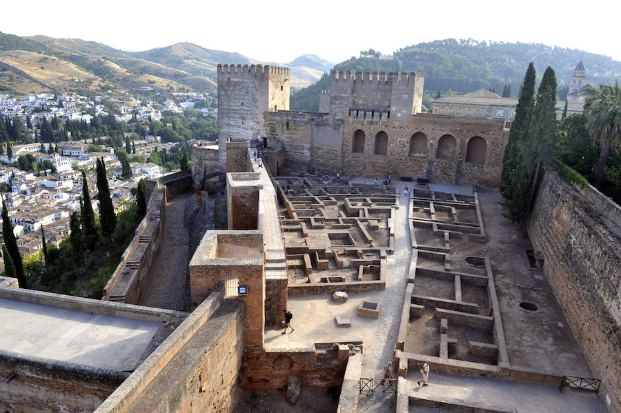 GRANADA | Rastreator ha dado a conocer los destinos más buscados, a través de su portal. En el listado de los 15 municipios que mayor interés muestran los viajeros como posibles destinos se encuentran 4 localidades de la Comunitat Valenciana. Madrid, Benidorm, Barcelona, Gran Canaria, Valencia, Sevilla, Tenerife, Málaga, Salou y Granada forman el top 10. En las siguientes posiciones se encuentran Peñíscola y Gandia.