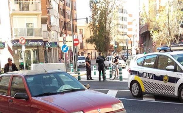 Dos agentes de la Policía Local de Valencia, multando a un ciclista, el pasado mes de octubre. 