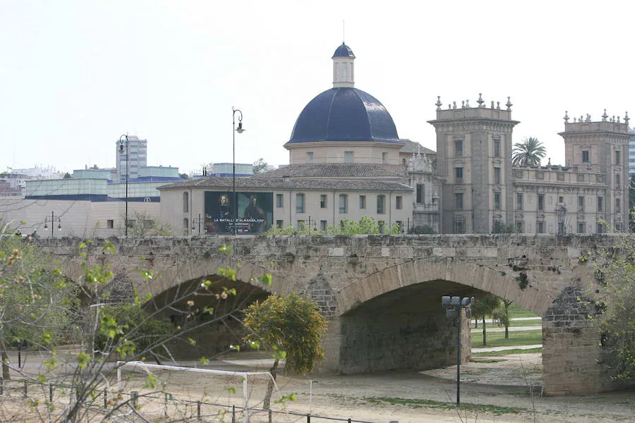 ¿Cuál es el puente más antiguo? | Se trata del Puente de la Trinidad, que fue levantado piedra a piedra entre los años 1401 y el 1407 por el piquer de pedra picada Mateu Texidor, siendo reedificado en el siglo XVI tras la riada que hubo de principios del siglo XVI. De estilo gótico, con diez grandes arcos imponentes y con sus dos bellas estatuas casi a mitad de él, ha visto pasar cada día miles de vehículos y peatones. 