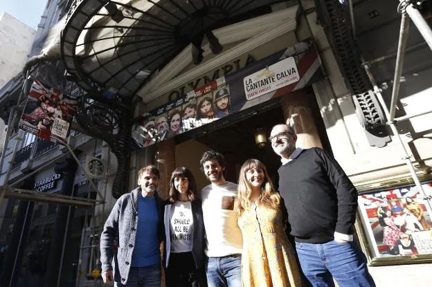 Fernando Tejero, Carmen Ruiz, Javier Pereira, Helena Lanza y Joaquín Climent, ayer, en la entrada del teatro Olympia. 