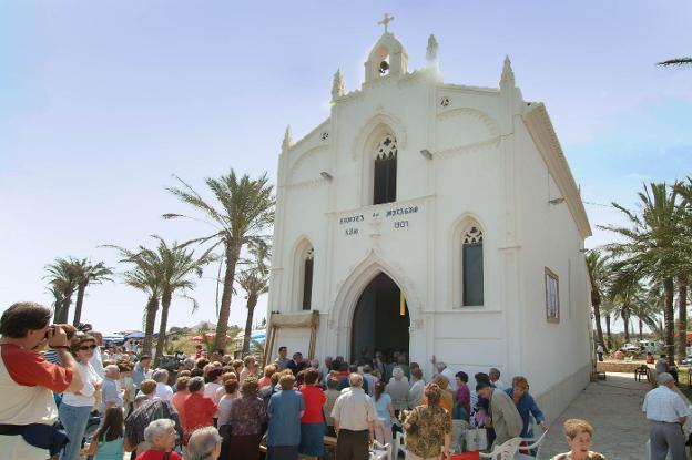 Fieles de Alboraya, entrando a la ermita de Els Peixets en el municipio. 