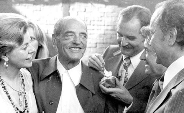 Imagen principal - La admiración inconclusa de Carlos Fuentes a Luis Buñuel